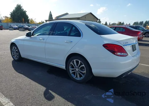 2016 Mercedes-Benz C 300 4Matic z USA, uszkodzony, nr VIN 55SWF4KB2GU136395